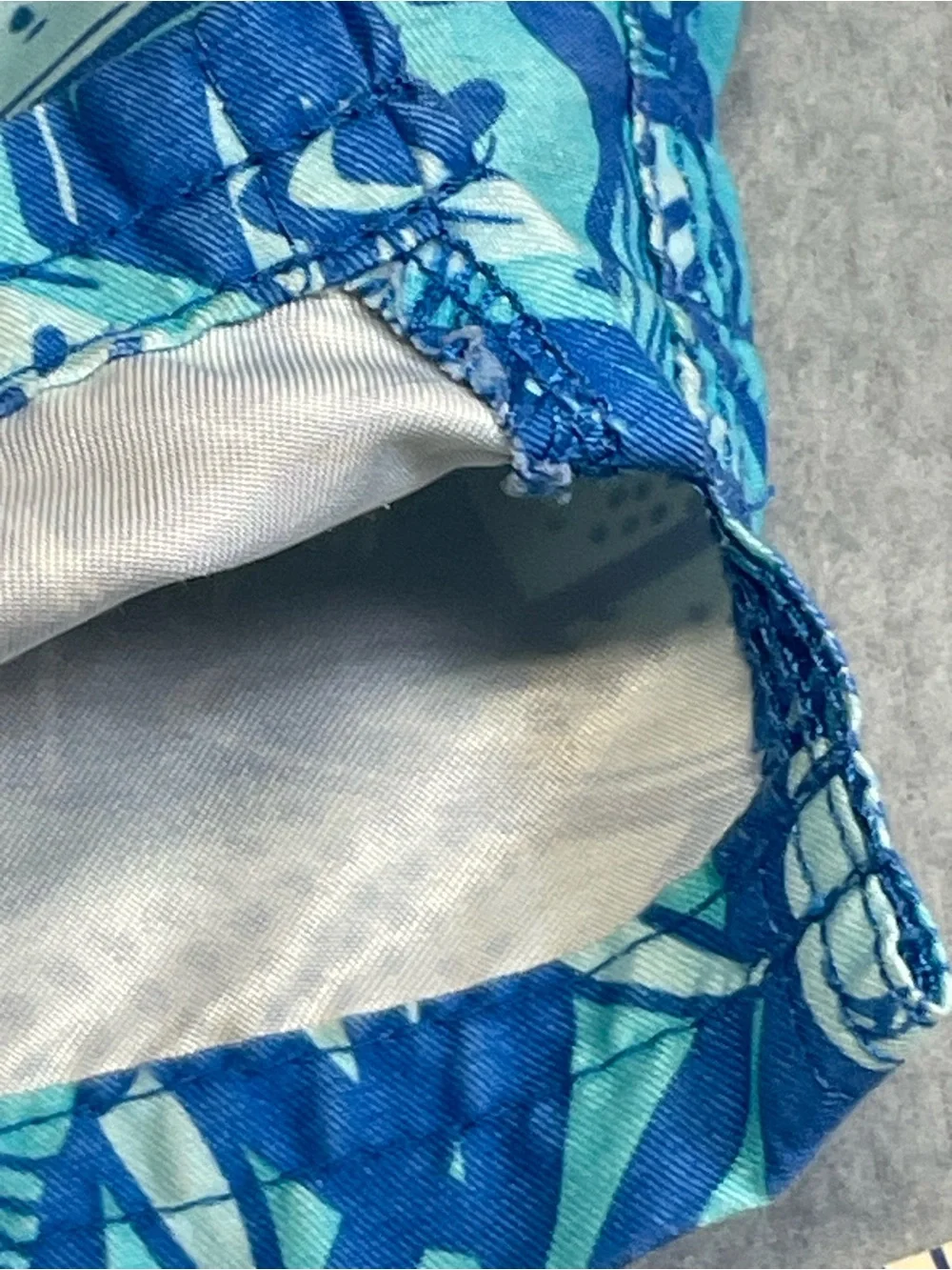 Vineyard Vines Blue & Aqua Fish-Print Swim Trunks Men’s Size L Resortwear Beach